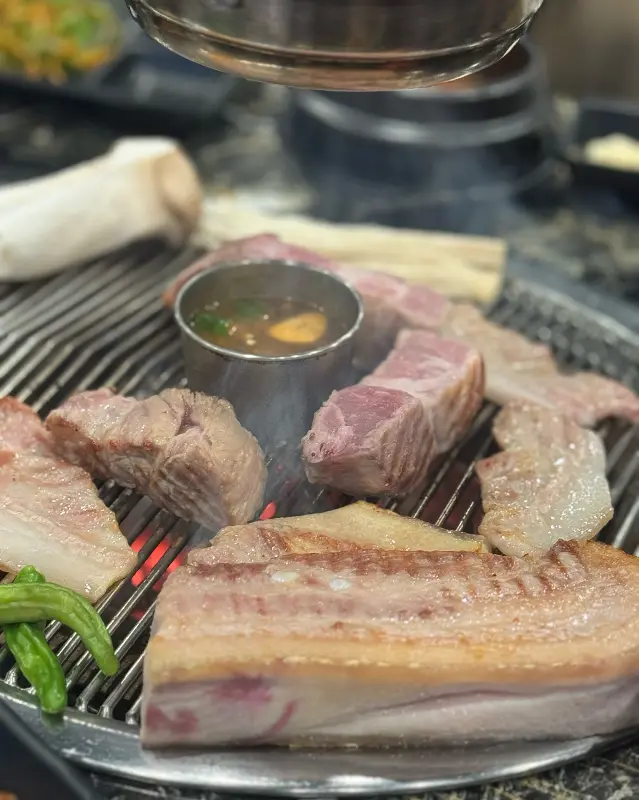 멜젓에 찍어먹는 흑돼지