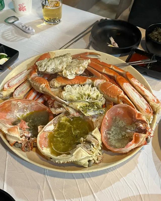푸짐하게 차려진 대게와 홍게 한 상