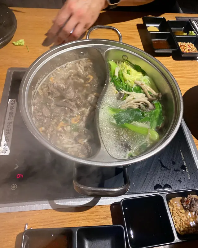 샤브샤브 냄비에 담긴 야채와 고기