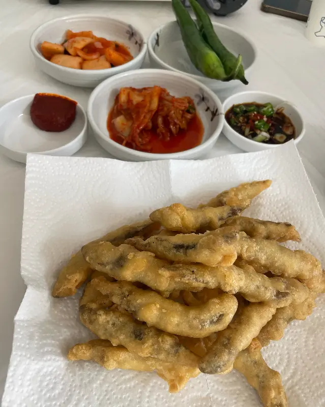 미꾸라지 튀김과 기본 반찬