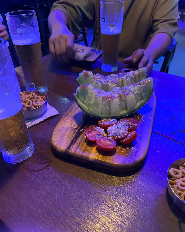 멜론과 토마토가 제공되는 독특한 안주