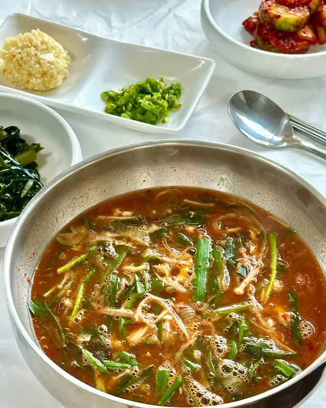 섭국과 함께 제공되는 다진 마늘, 청양고추, 해초 무침의 모습.