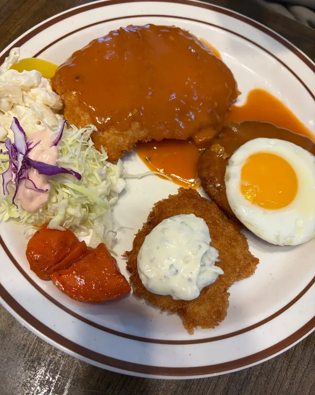 돈까스, 함박스테이크, 생선까스가 푸짐하게 담긴 정식