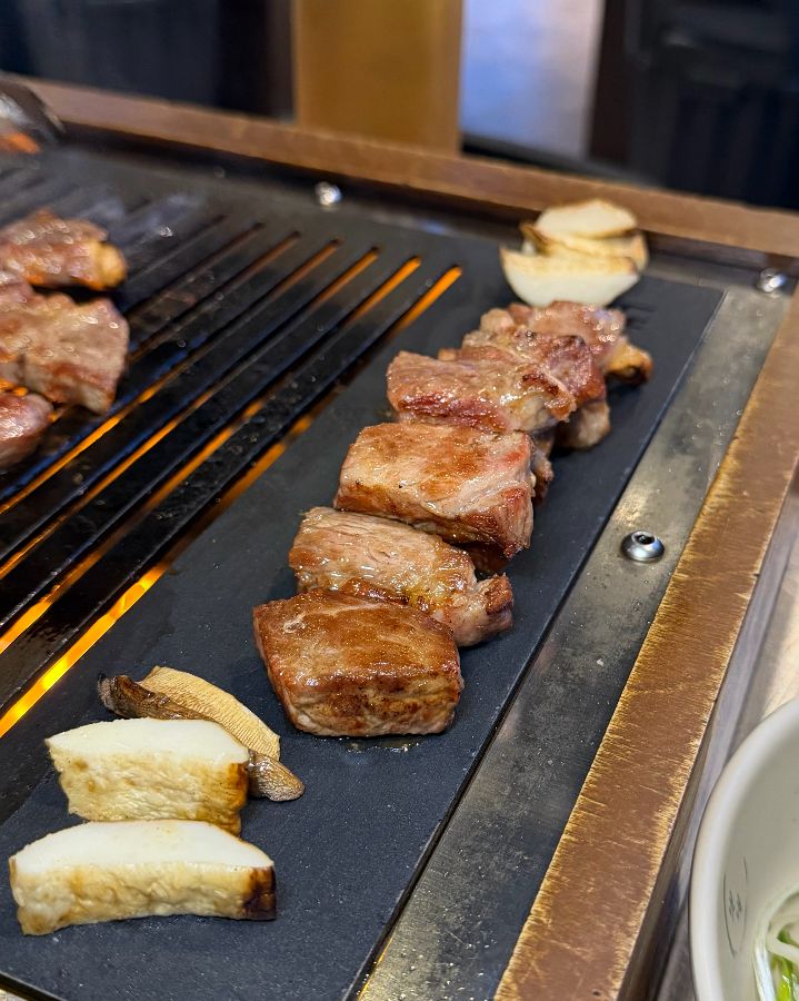 노릇하게 구워진 돼지고기