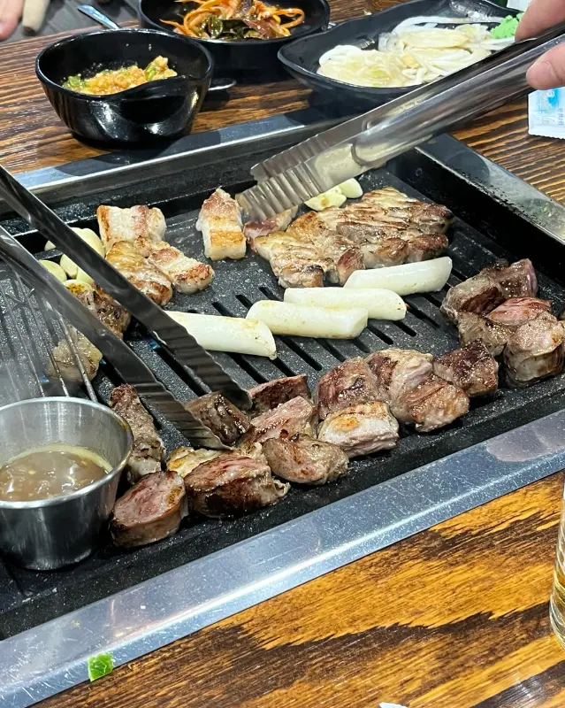 구워져 있는 고기의 모습