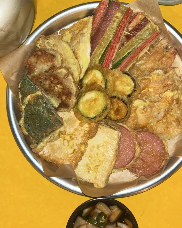 벽에 붙은 옛날 포스터와 그림