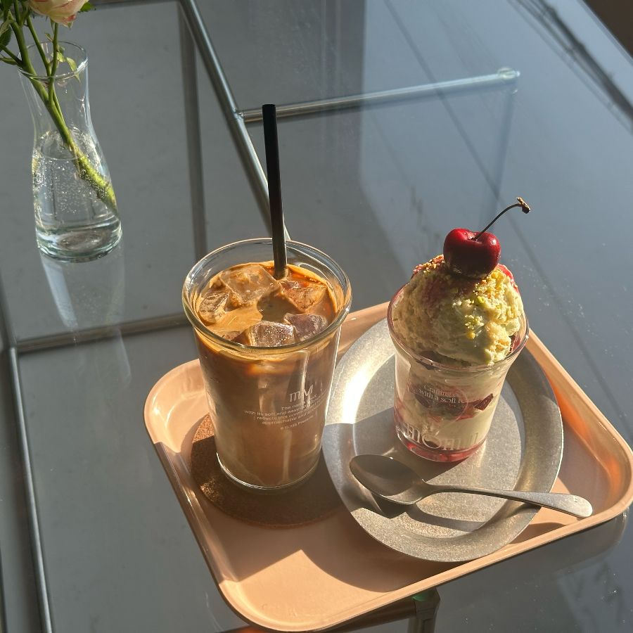 체리 피스타치오 푸딩과 아이스 라떼