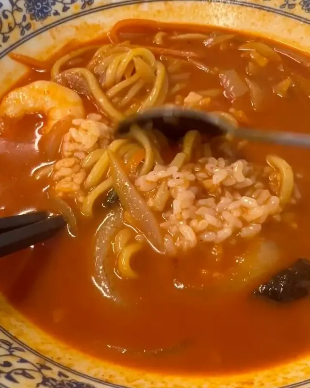 짬뽕 국물을 떠먹는 모습