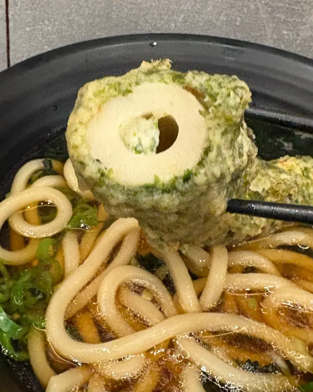 젓가락으로 든 어묵 튀김