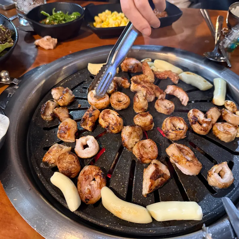 잘 구워진 막창을 집어 올리는 모습