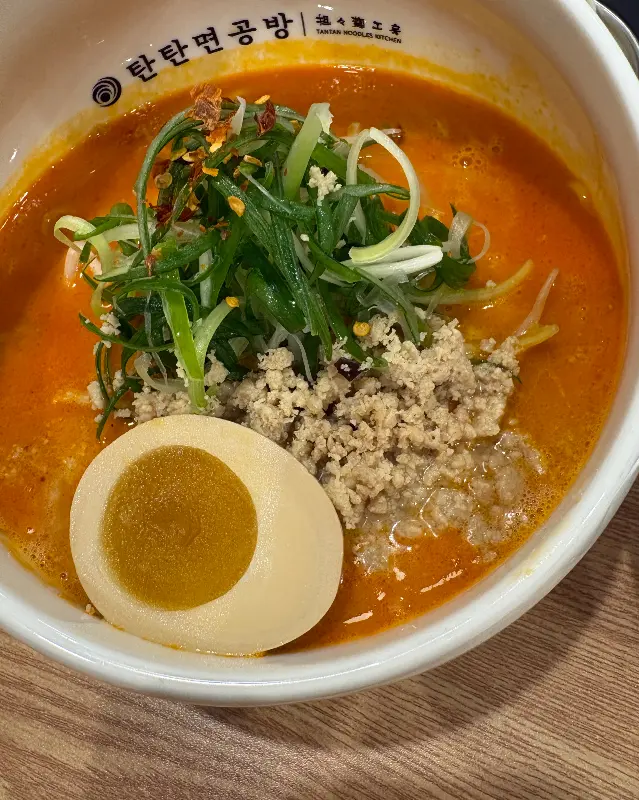 고기 고명이 듬뿍 올라간 탄탄면