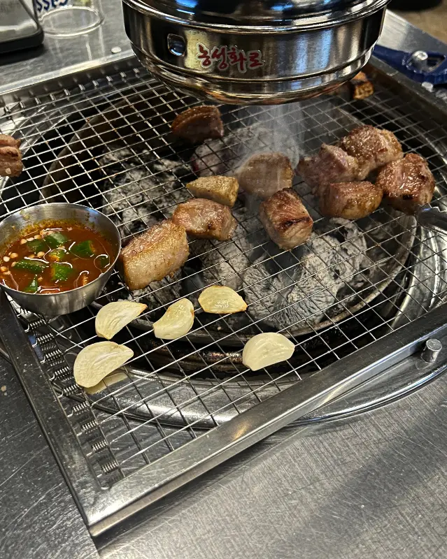 숯불 위에서 맛있게 익어가는 오겹살