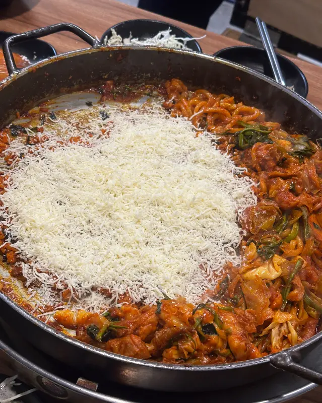 눈꽃 치즈가 듬뿍 뿌려진 닭갈비