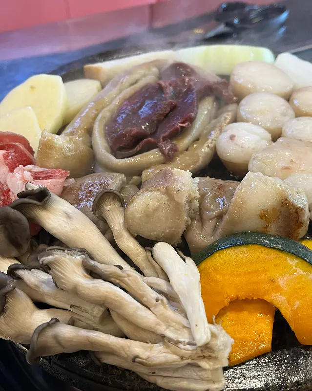 돌판에 구워진 곱창