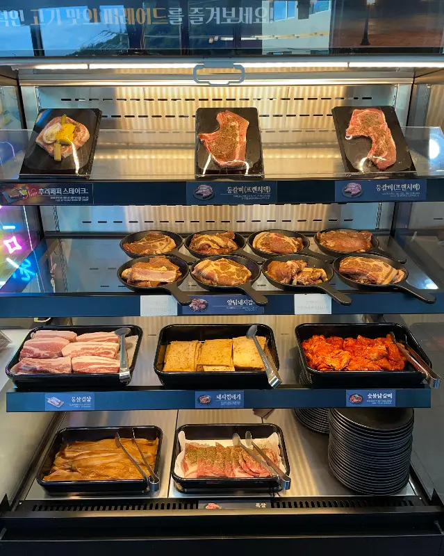 다양한 종류의 고기가 진열된 쇼케이스