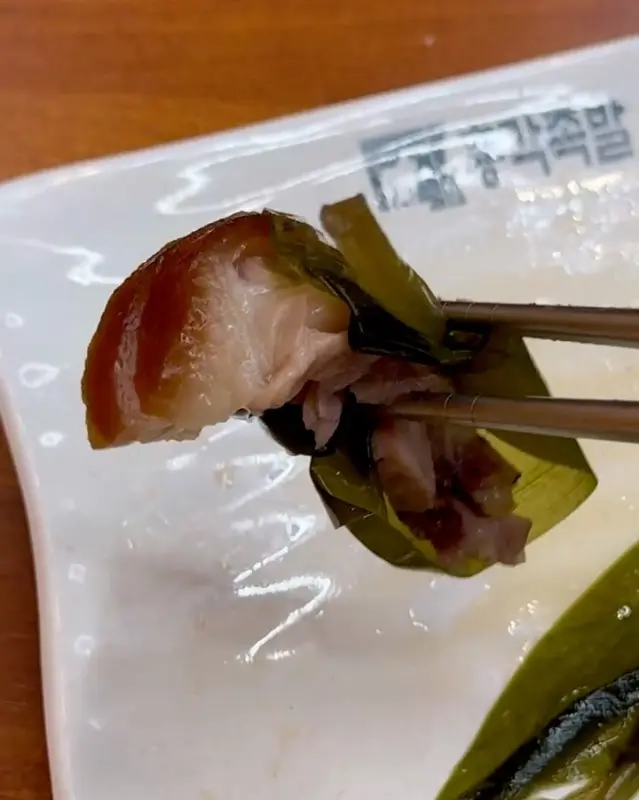 싱싱한 쌈 채소에 싸 먹는 족발은 꿀맛!