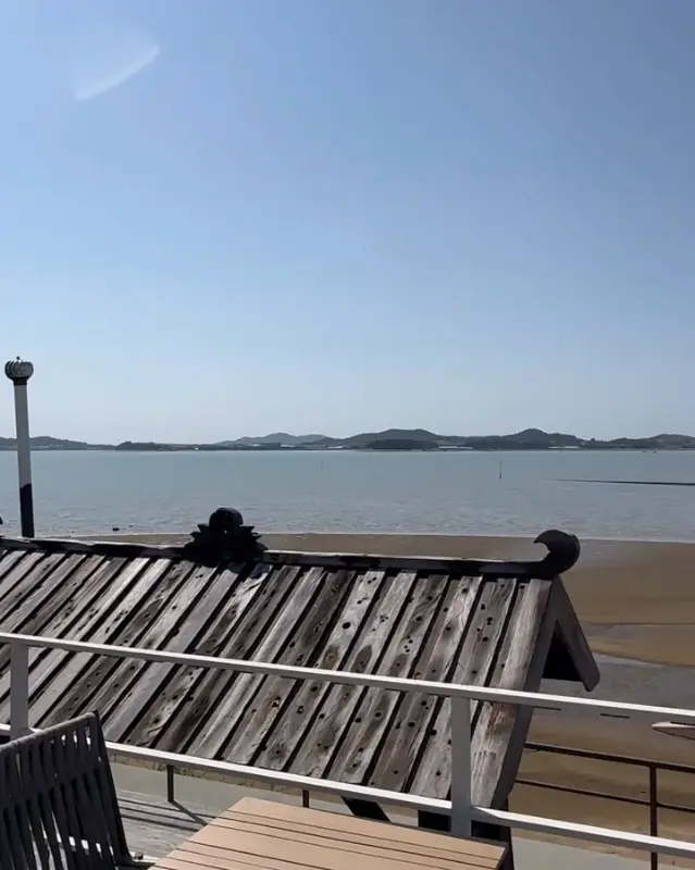 통유리창 너머로 보이는 바다 풍경