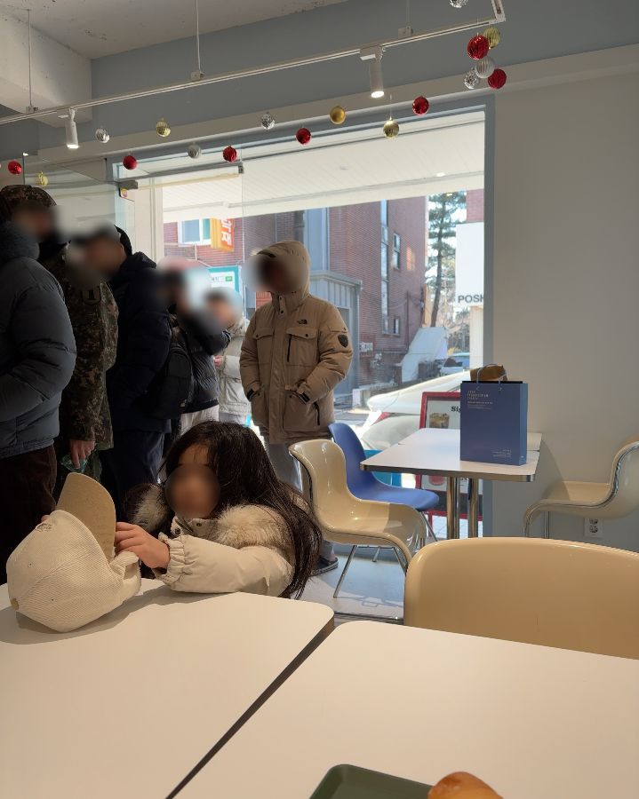 가게 앞에서 줄 서서 기다리는 사람들