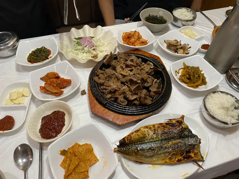 다양한 밑반찬과 숯불고기, 고등어구이가 함께 나오는 푸짐한 한상차림