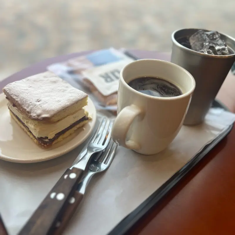 테이블 위에 놓인 케이크와 커피