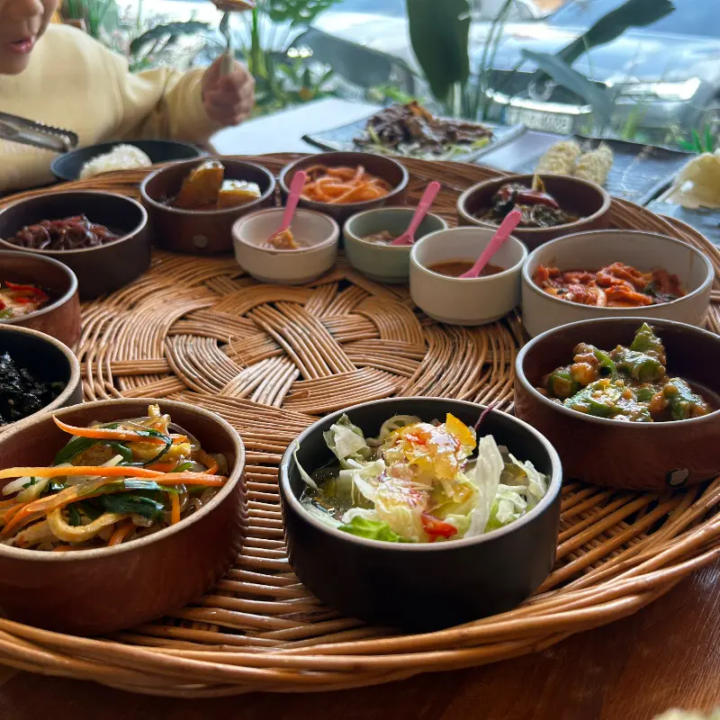 쟁반 한 상 차림의 푸짐함