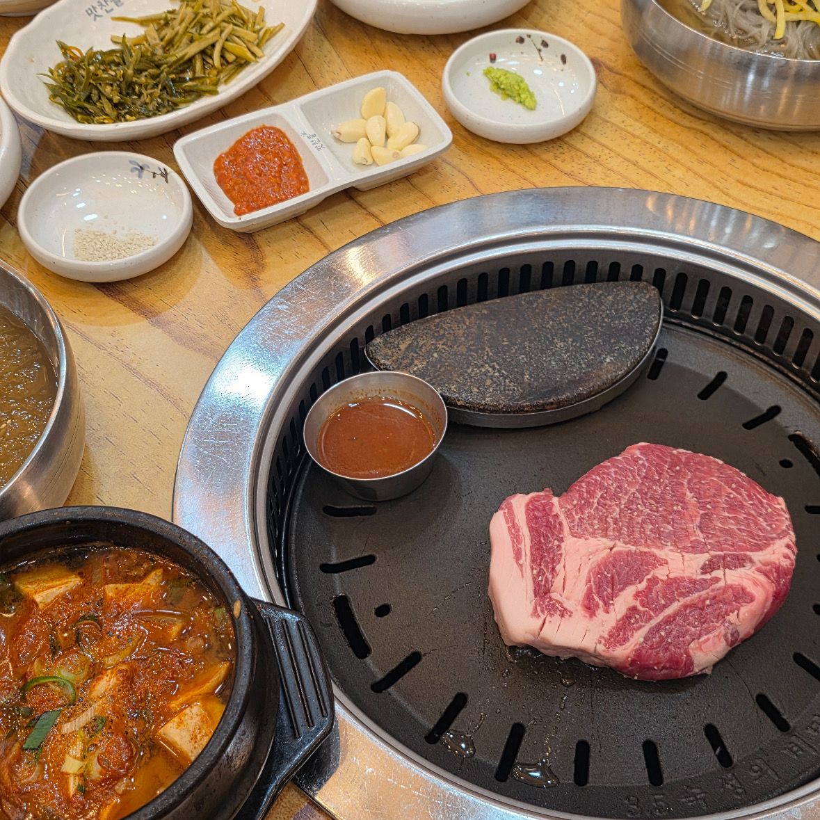 맛찬들 왕소금구이 과천점의 불판과 찌개