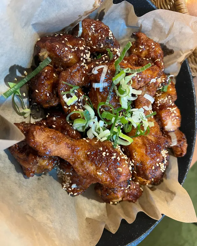 윤기가 흐르는 왕갈비 통닭