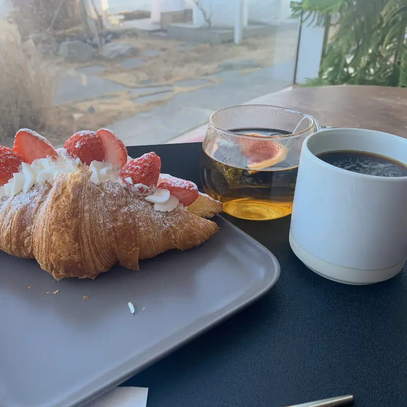 쑥 크림 라떼와 소금빵