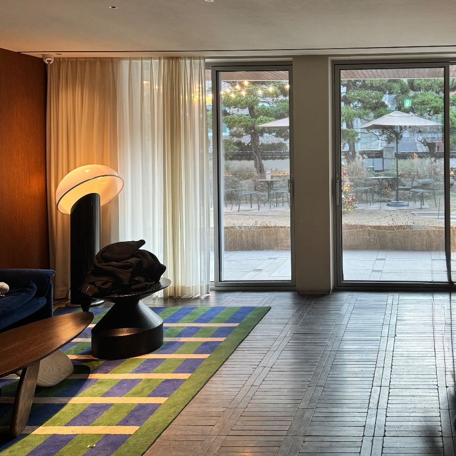 스타벅스 장충라운지R점 내부 좌석