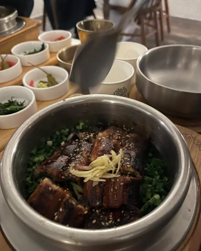 맛있게 비벼진 장어 솥밥