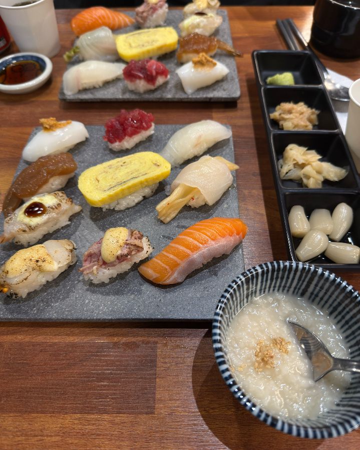 다채로운 구성의 초밥 세트