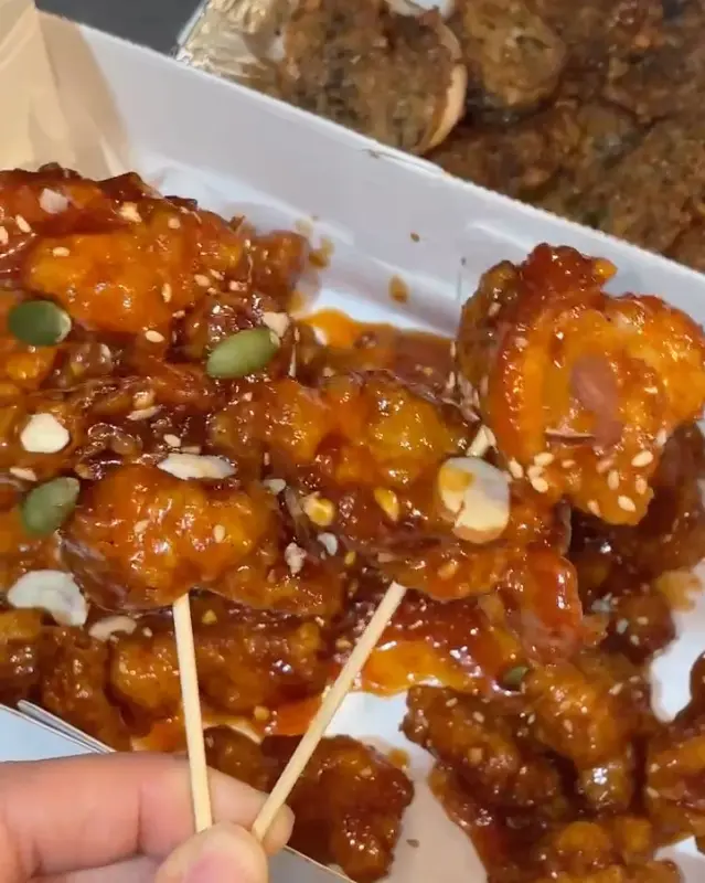 윤기가 흐르는 닭강정