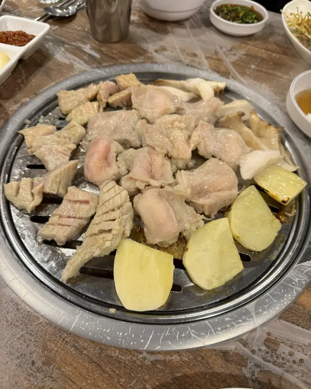 숯불 위에서 맛있게 구워지고 있는 모듬구이