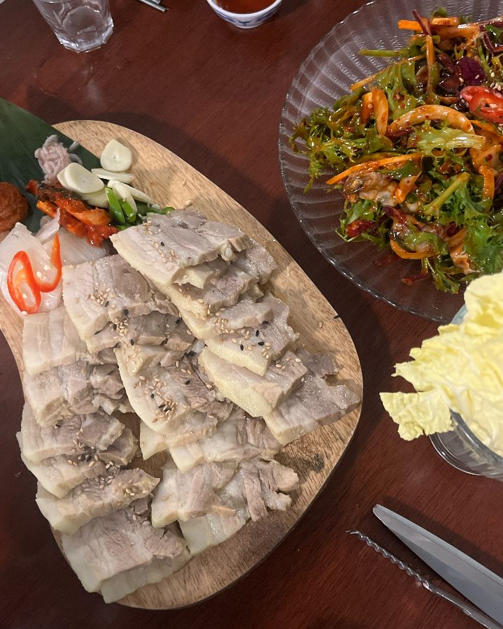 돔베고기와 해초무침 한 상 차림