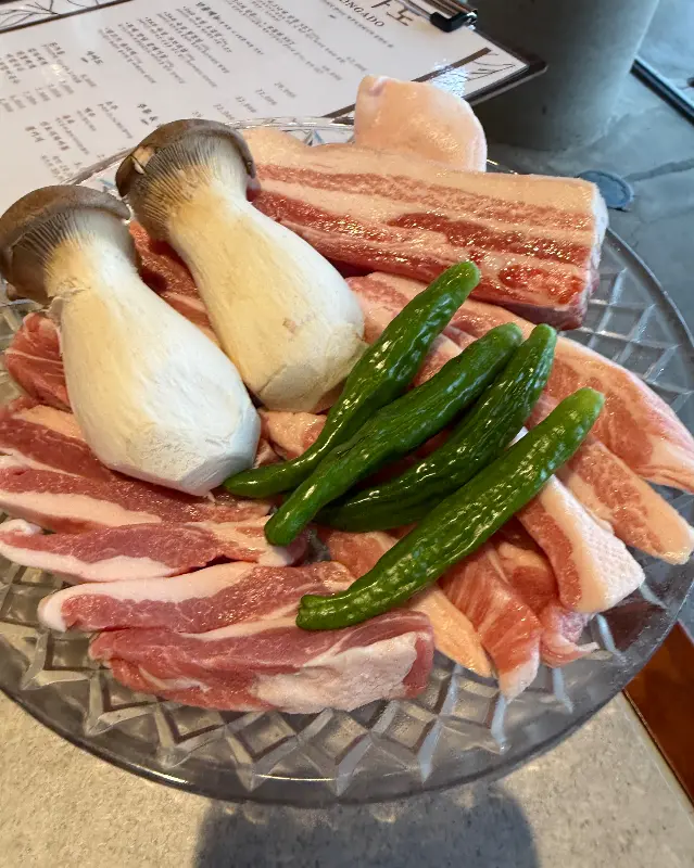 신선한 흑돼지 오겹살과 버섯, 꽈리꼬추