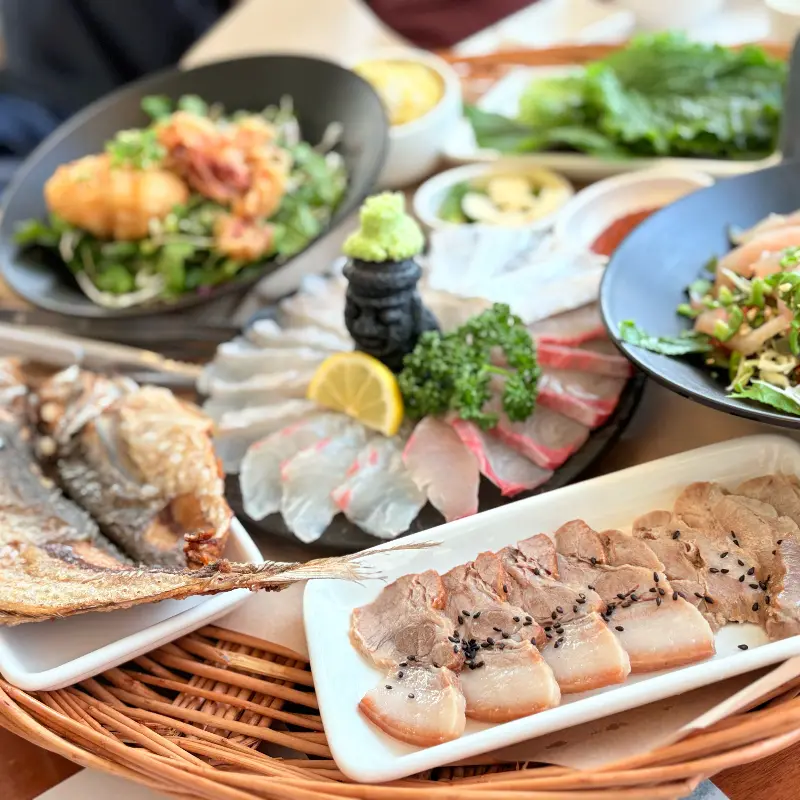 다채로운 구성의 바다술상 한 상차림