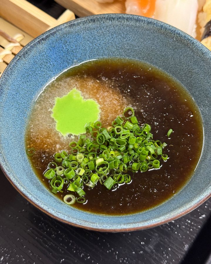 냉모밀의 국물에 담긴 파와 와사비