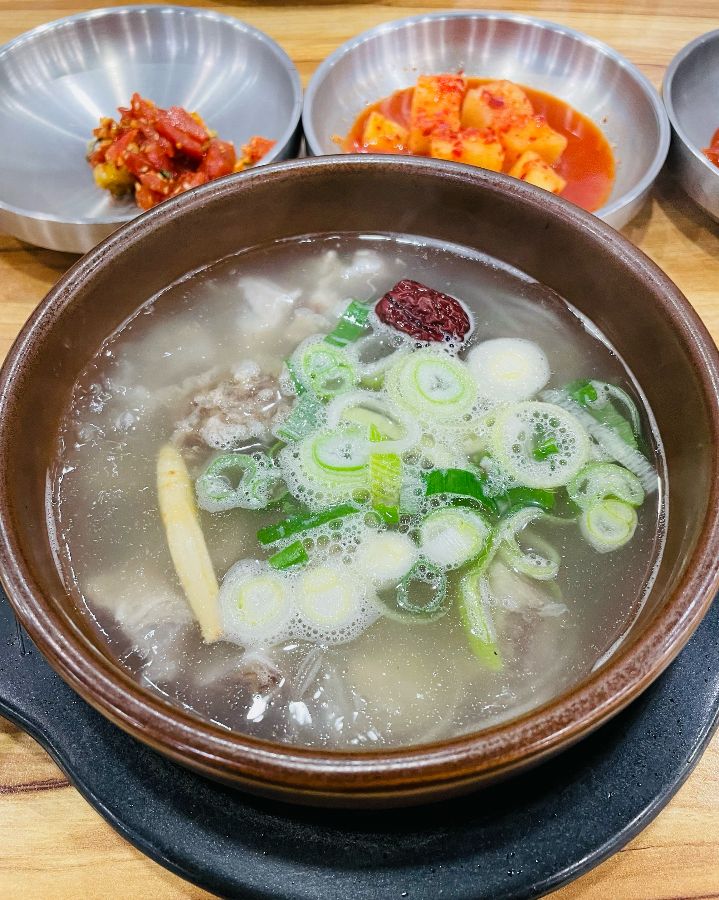 갈비탕 전체 사진. 김치 등 반찬과 함께 찍혀있다.