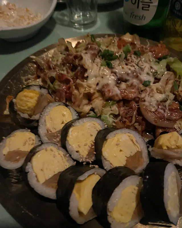 닭지짐이와 김밥 근접샷