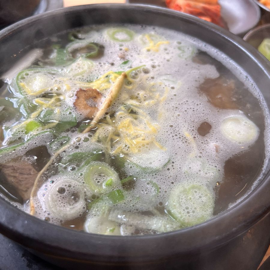 뽀얀 국물과 우족, 소면이 어우러진 우족탕