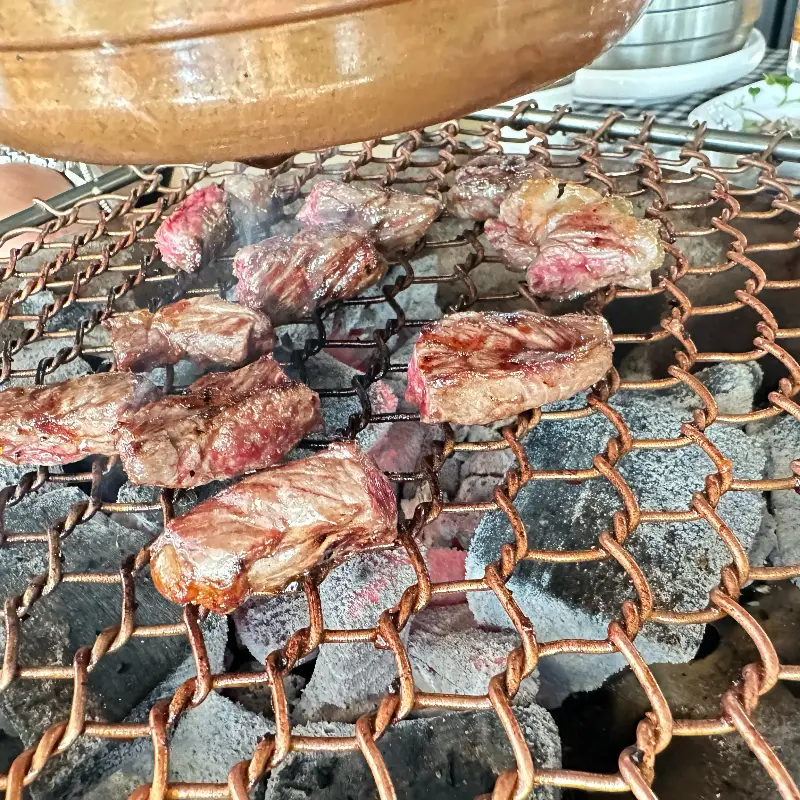 숯불 위에 구워지는 한우 등심