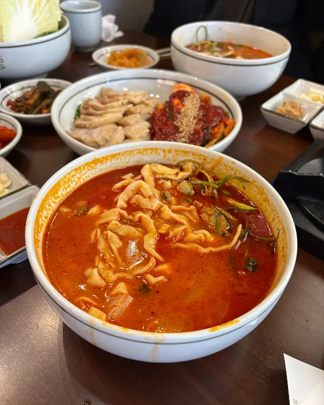 푸짐한 보쌈과 칼국수 한 상 차림