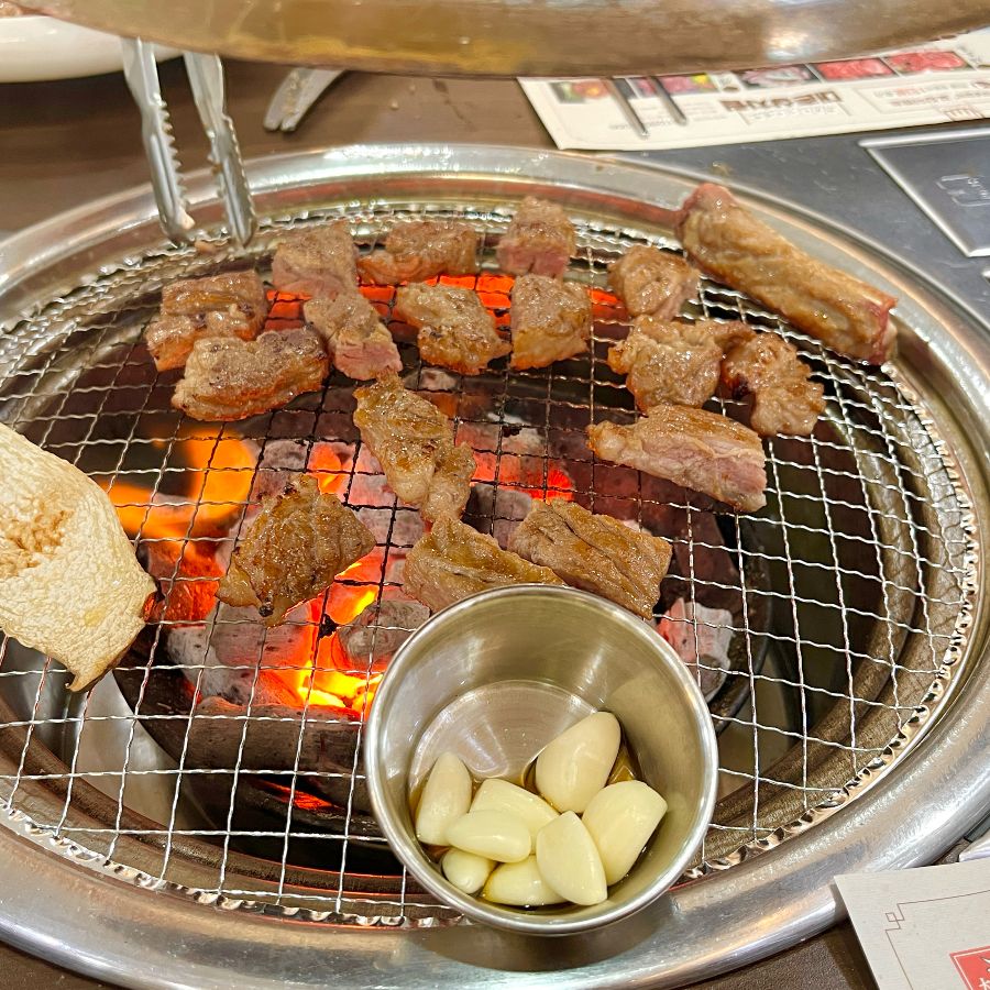 숯불 위에서 익어가는 생갈비