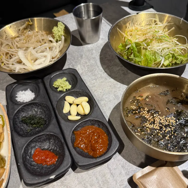 다양한 소스와 밑반찬