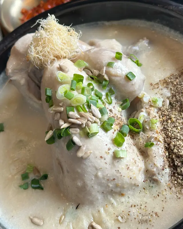 고소함이 느껴지는 흑임자 삼계탕