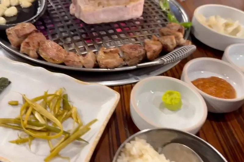 잘 구워진 가브리살과 다양한 곁들임