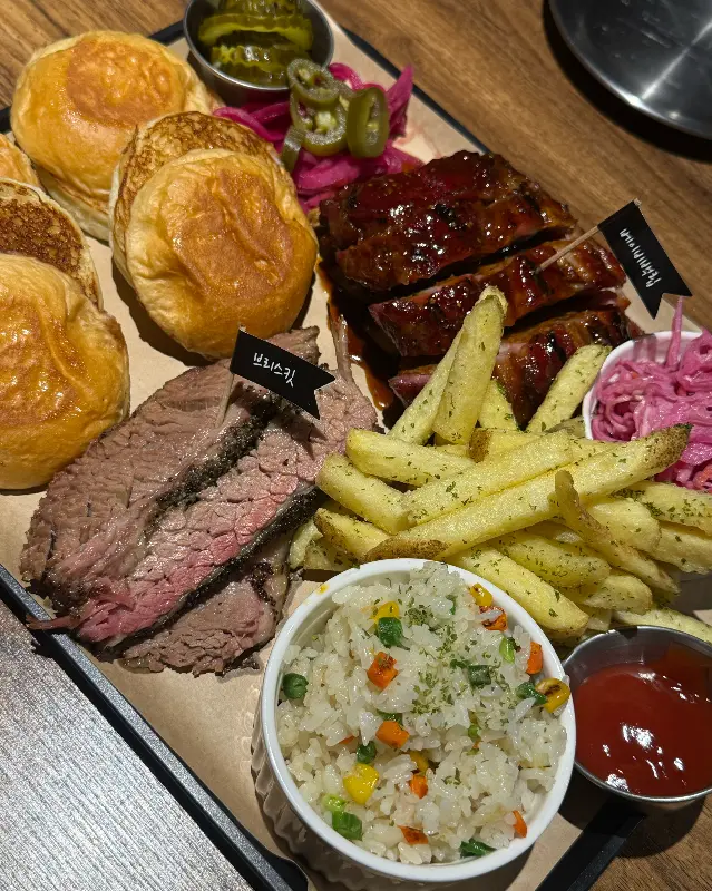 플래터에 담겨 나온 촉촉한 브리스킷