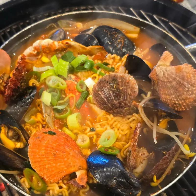 해산물이 가득한 해물라면