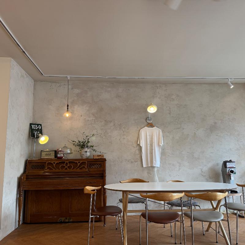 앤티크한 가구와 소품으로 꾸며진 실내