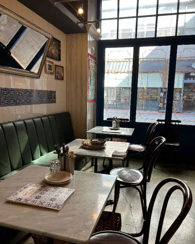 자이니스 나폴리의 따뜻한 내부